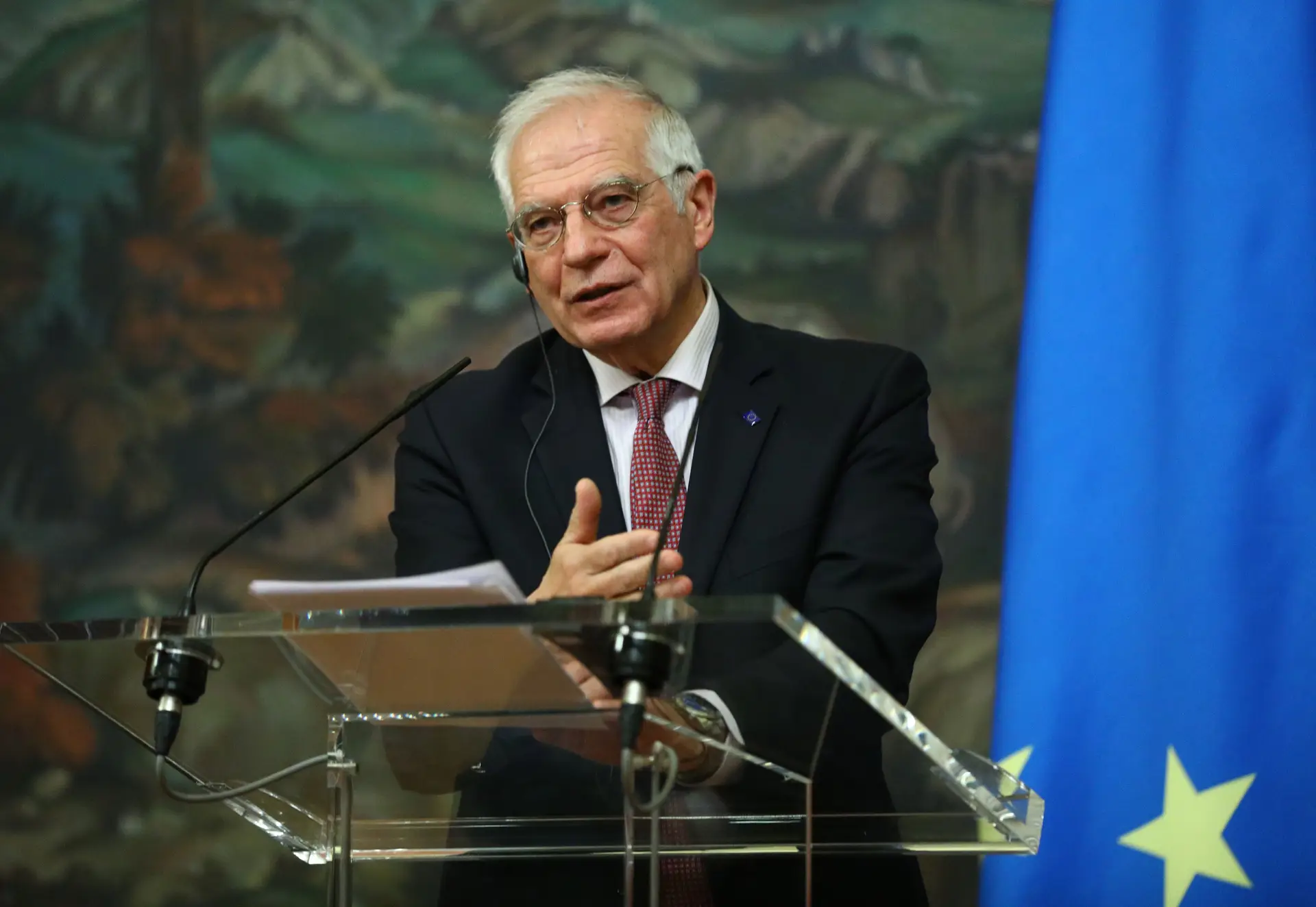 Eurodeputados pedem demissão de Borrell após visita "humilhante" a Moscovo