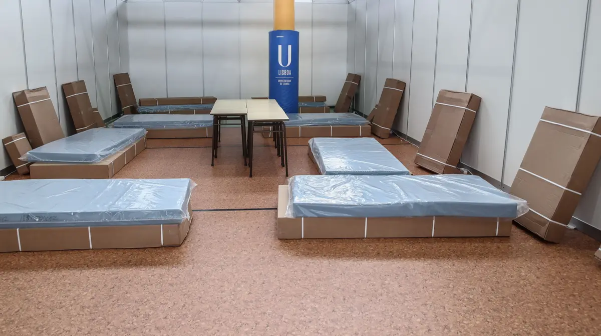 Obras de alargamento do hospital de campanha de Lisboa, dedicado a doentes covid-19, instalado no Estádio Universitário de Lisboa