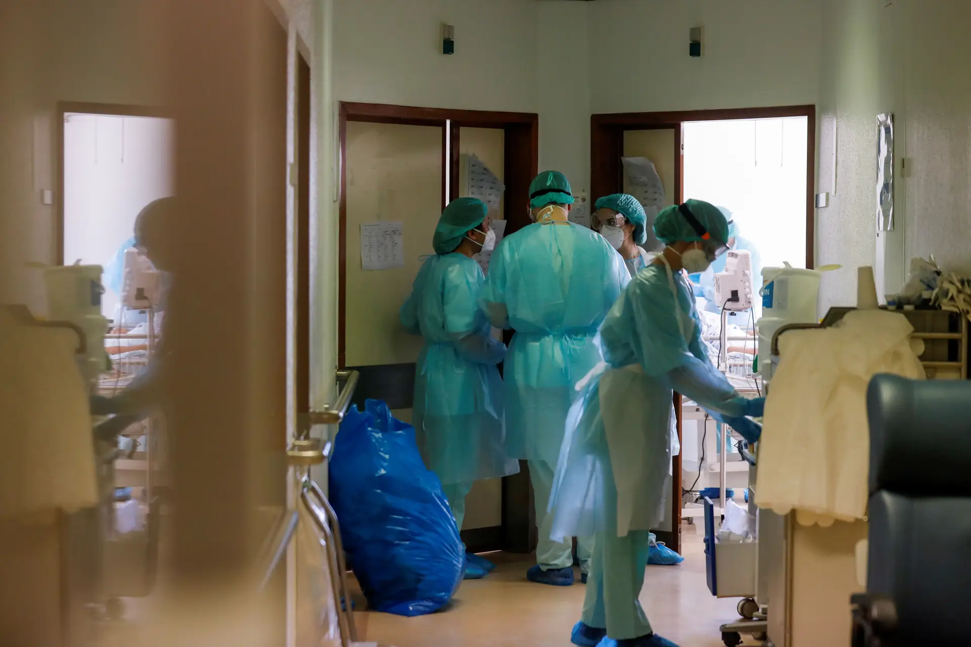 Covid-19. Diretores de serviços hospitalares querem medidas robustas para evitar novas ondas
