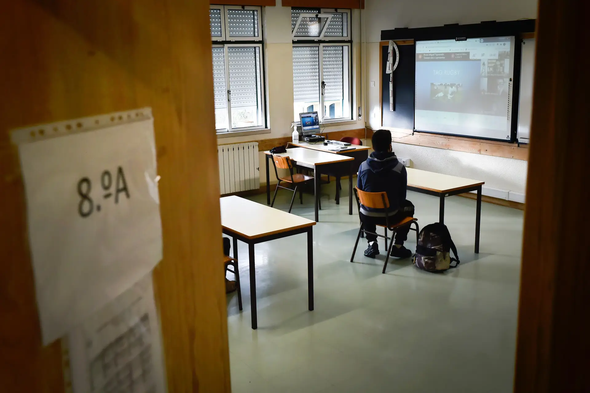 Leandro Gomes, 13 anos, é aluno do 8.º ano e recomeçou esta segunda-feira as aulas através do ensino á distância, em Santa Cruz da Trapa, S. Pedro do Sul. Ao contrário da maioria dos seus colegas, Leandro teve de se deslocar na mesma á escola, porque na aldeia onde mora, Coelheira, não existe internet.
