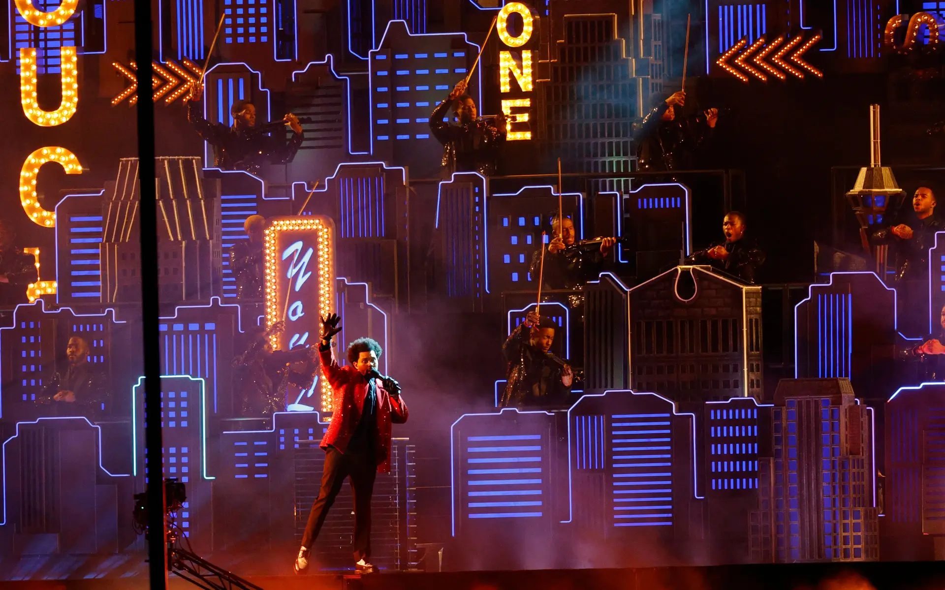 The Weeknd enche de luz o intervalo do Super Bowl