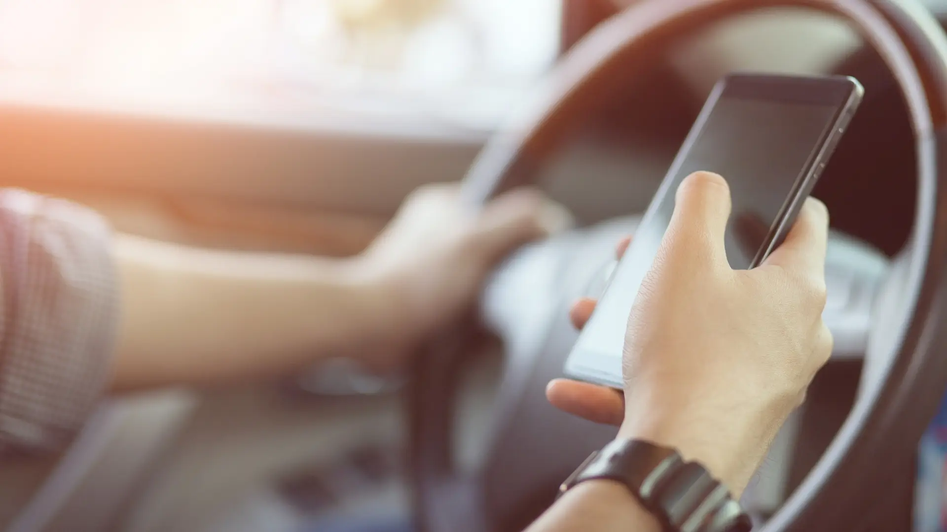 "Ao volante, o telemóvel pode esperar": foram detetados mais de 400 condutores em sete dias