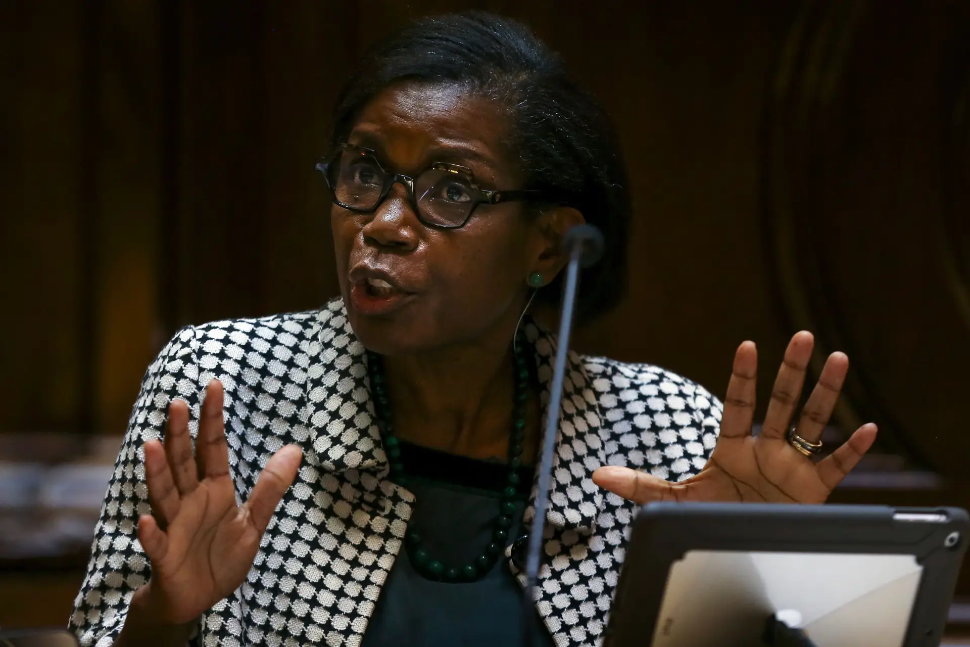 Processos não urgentes podem ser tramitados se não houver risco, diz ministra da Justiça