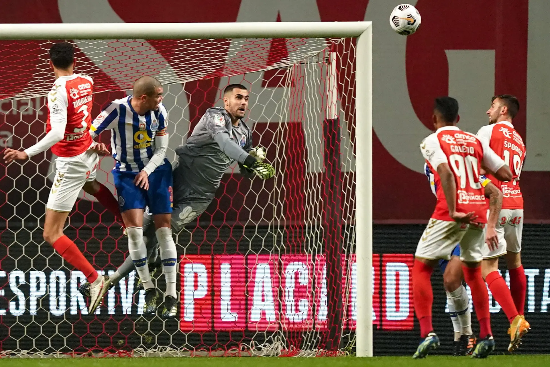 O filme de um jogo de "alta tensão" entre FC Porto e Sporting de Braga
