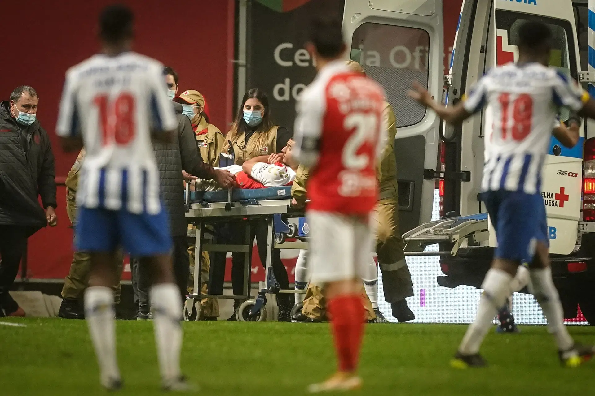 David Carmo do SC Braga sai do relvado de ambulância 