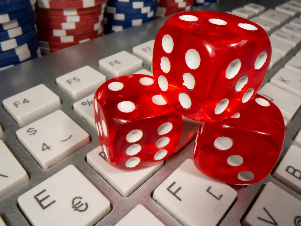 Influenciadores com milhares de seguidores promovem apostas em casino  ilegal - SIC Notícias