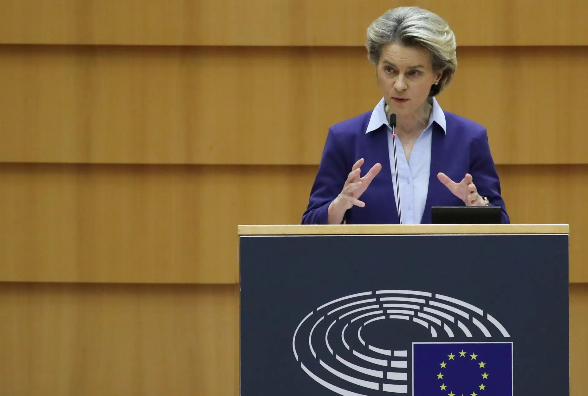 "Fomos demasiado otimistas sobre produção de vacinas", confessa Von der Leyen