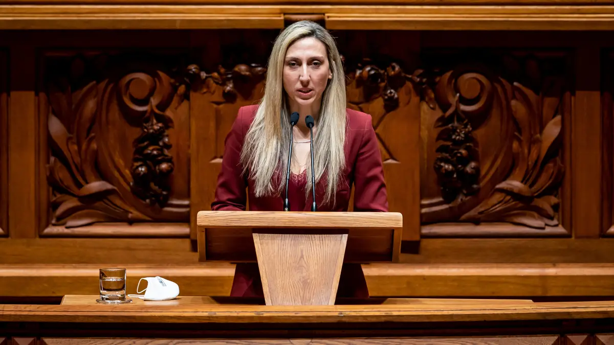 Deputada não inscrita Cristina Rodrigues.