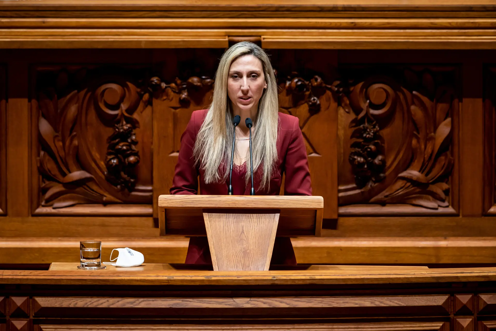 Deputada não inscrita Cristina Rodrigues.