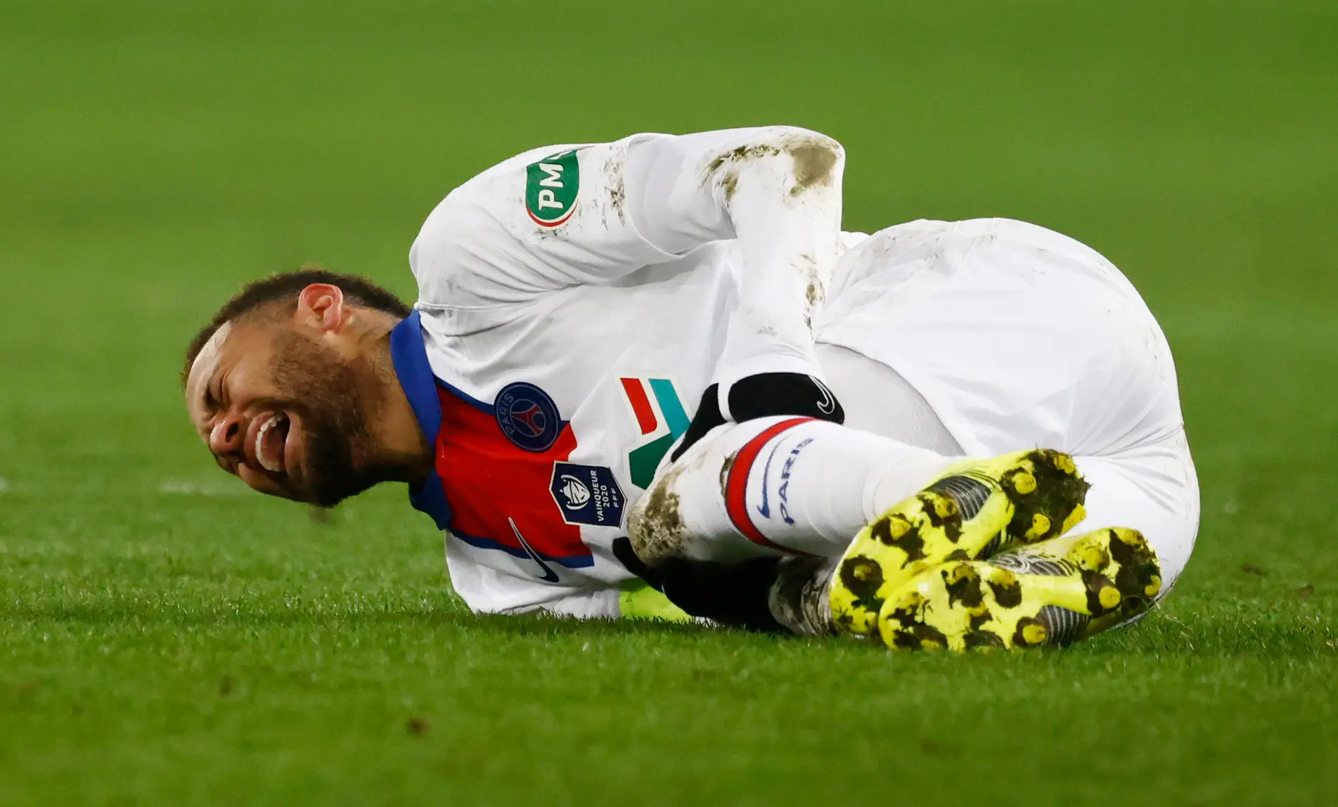 O salário destes 5 jogadores de futebol vai te fazer chorar hoje