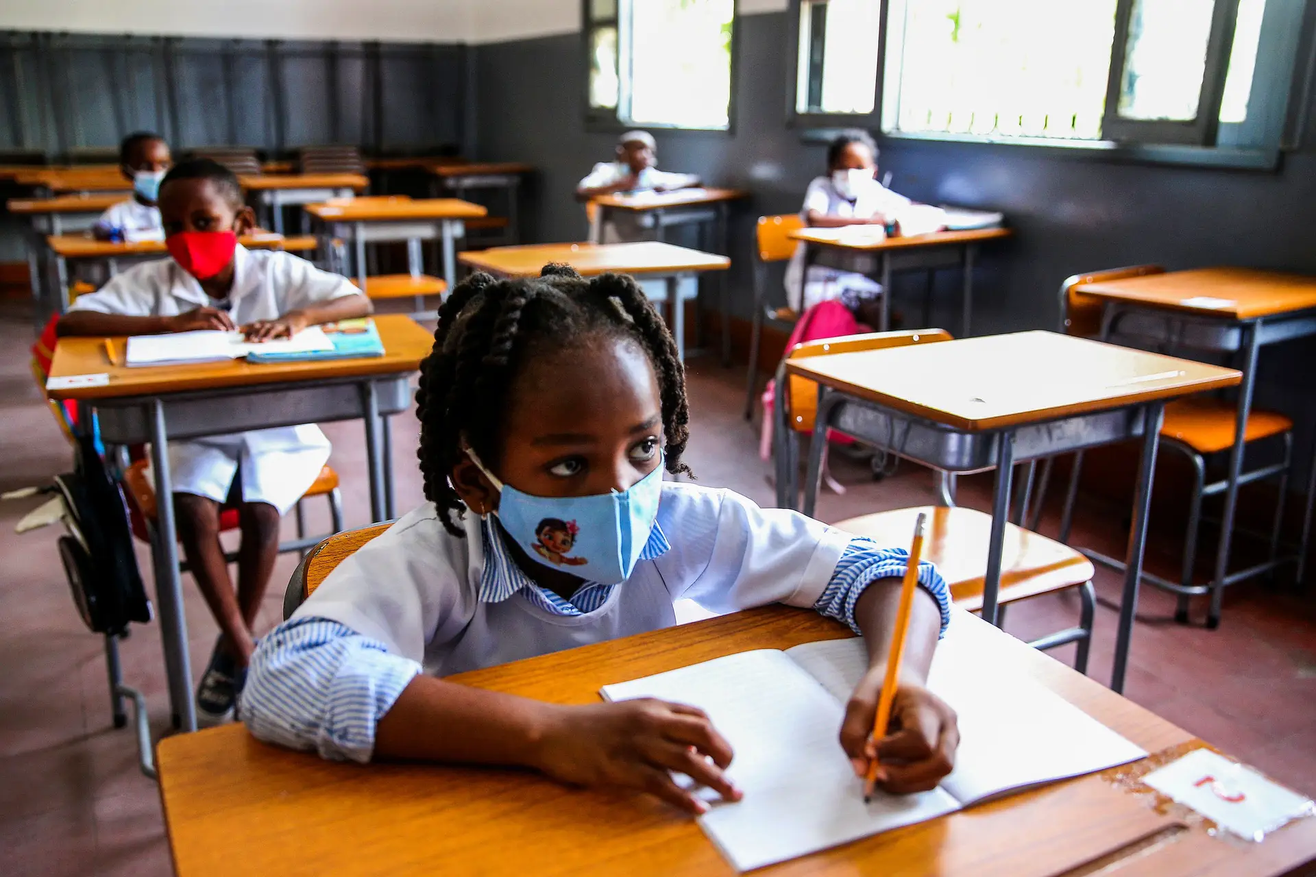 Alunos numa sala de aula da escola 1206, no município da Ingombota, no centro de Luanda, no dia do regresso às aulas presenciais