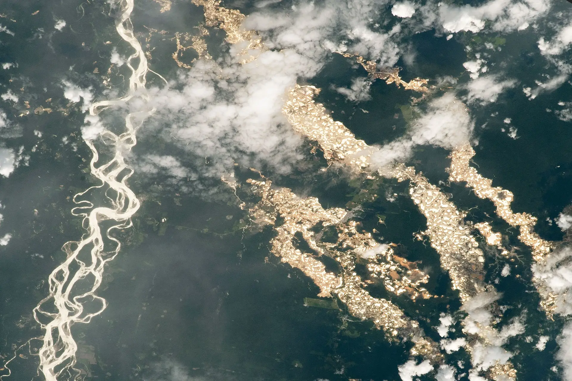 A feia realidade escondida numa linda foto de "rios de ouro" no Peru