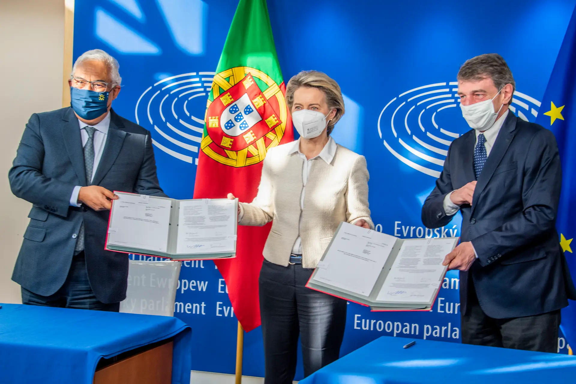O primeiro-ministro português, António Costa, a presidente da Comissão Europeia, Ursula von der Leyen e o presidente do Parlamento Europeu, David Sassoli