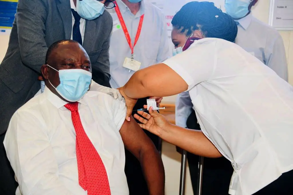Presidente da África do Sul Cyril Ramaphosa vacinado contra a covid-19