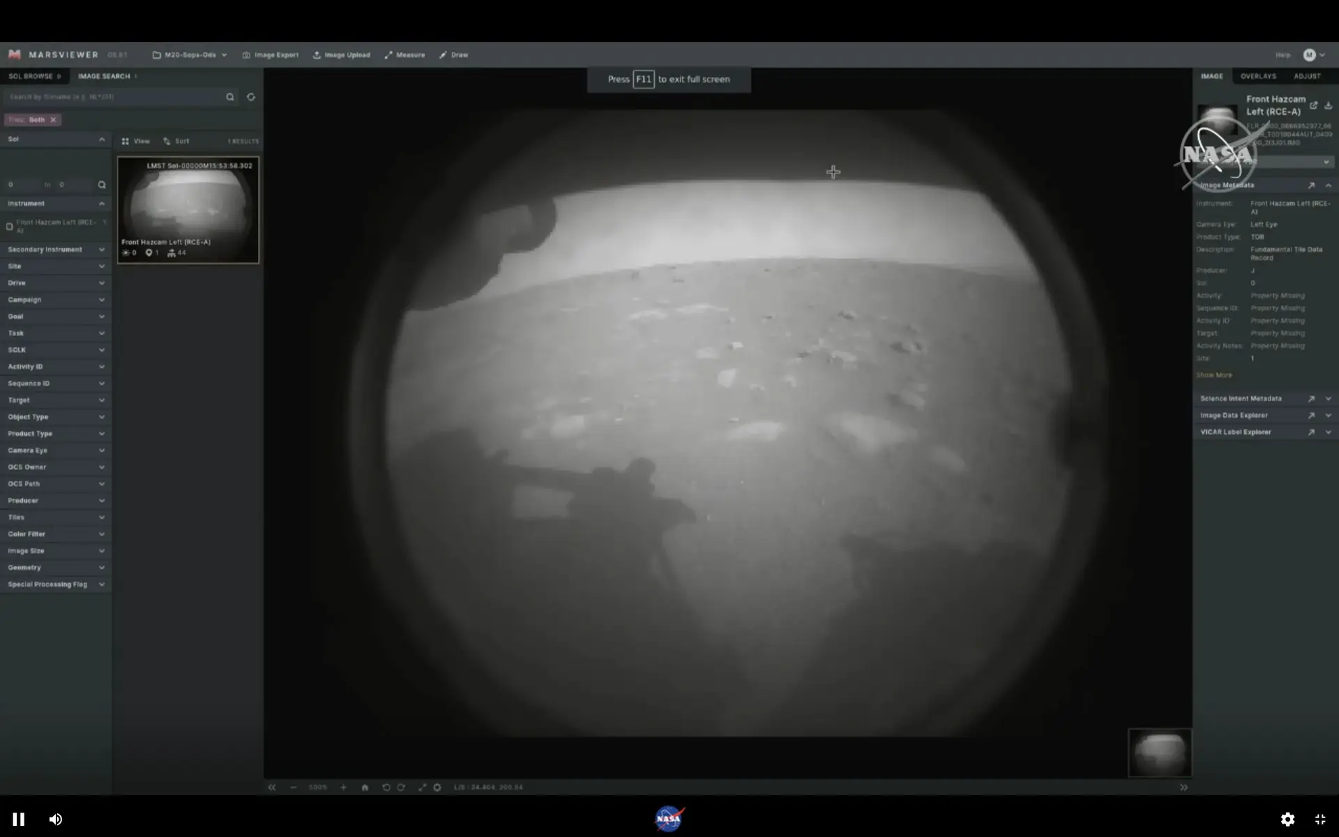 18 de fevereiro: a primeira foto tirada pelo Perseverance Mars rover da NASA segundos depois de pousar na cratera de Jezero no planeta Marte. "Olá mundo! A primeira vez que vejo a que será a minha casa para sempre", "twitou" o robô.