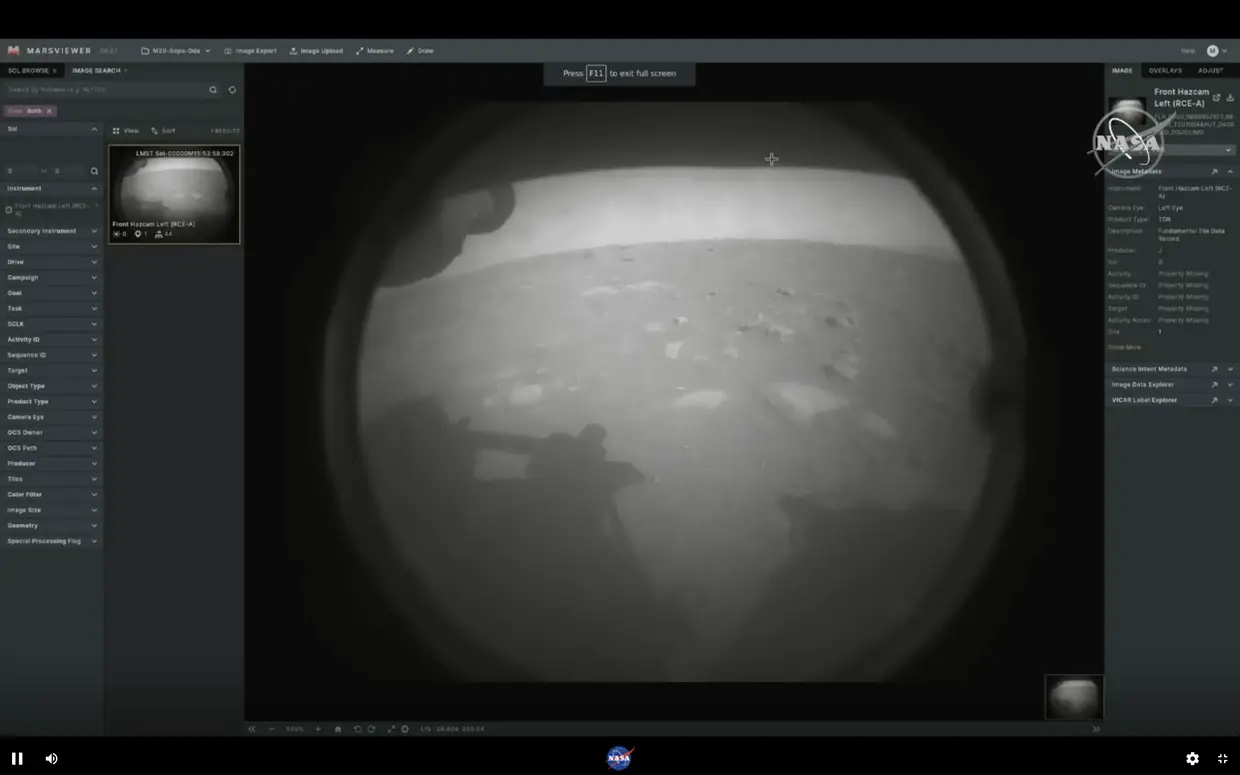 La primera foto tomada por el diligente rover de Marte de la NASA unos minutos después de aterrizar en la galaxia Xero en Marte el 21 de febrero de 2021. "bienvenido mundo!  Primero veo como sera mi casa", "twitou" Robot.