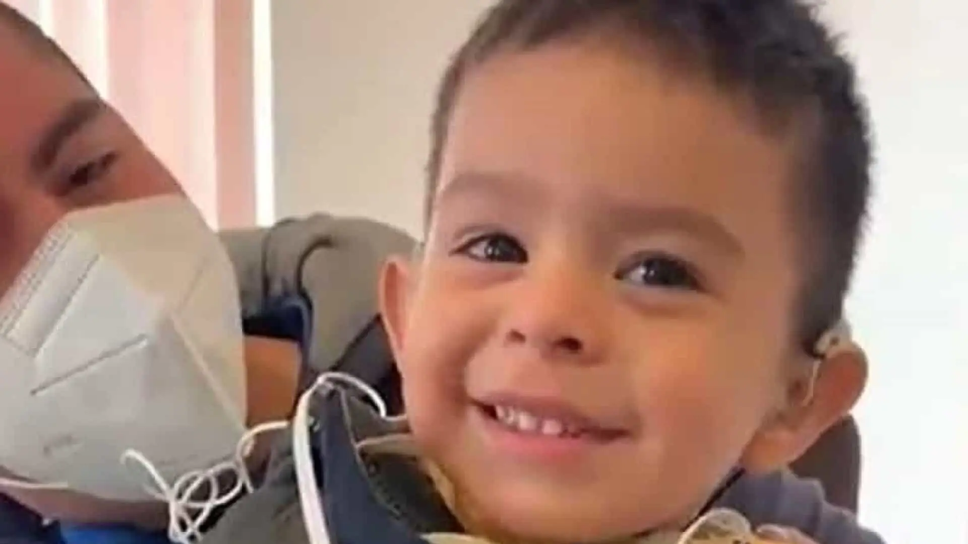 A reação de uma criança de dois anos que ouviu a voz do pai pela primeira vez