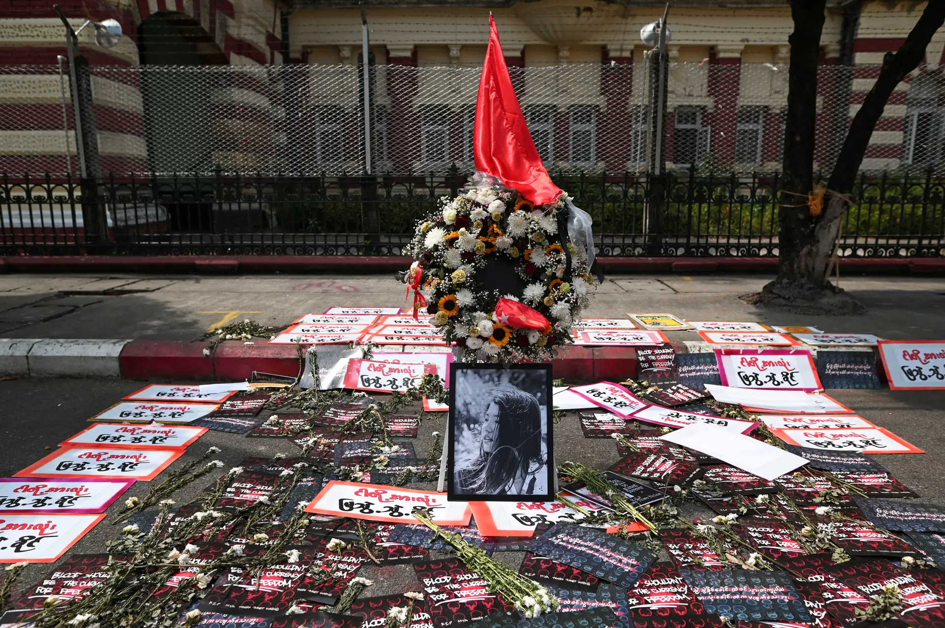 Memorial para Mya Thwate Thwate Khaing em Rangoon