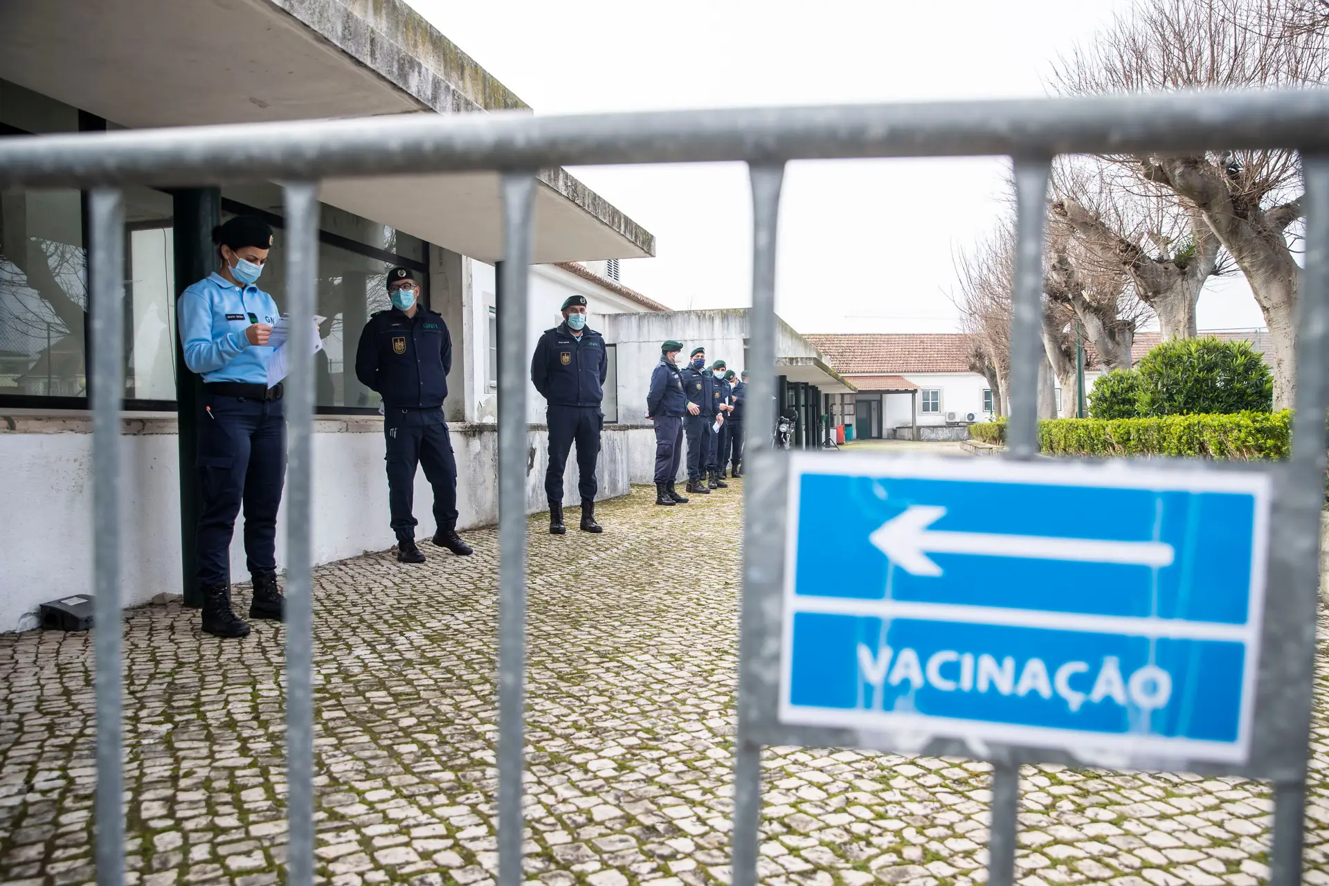 "Continuamos todos os dias no terreno". Forças de segurança indignadas com alterações na vacinação