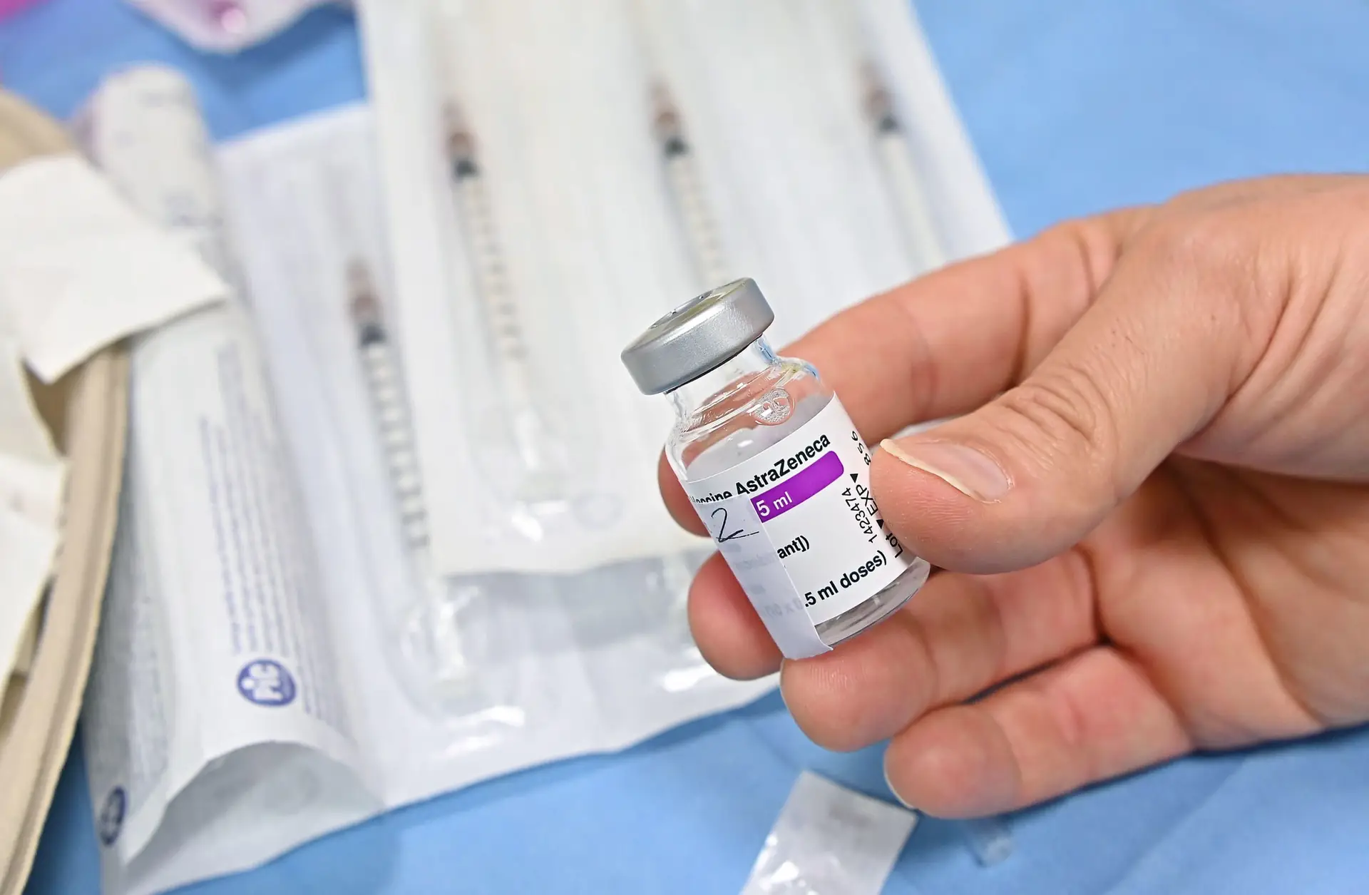 AstraZeneca deverá produzir fora da UE metade das doses acordadas com os estados-membros