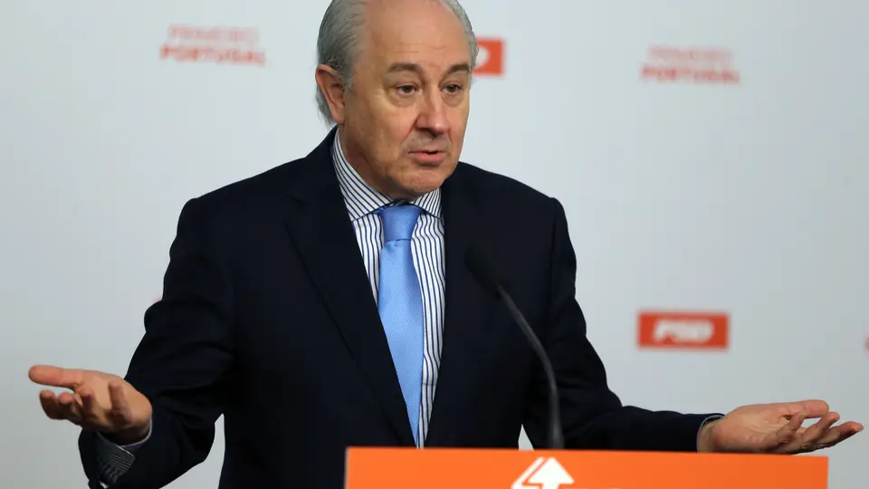O presidente do Partido Social Democrata (PSD), Rui Rio, fala aos jornalistas, após a reunião por videoconferência com o Presidente da República, Marcelo Rebelo de Sousa (ausente na fotografia), na sede nacional do PSD, em Lisboa