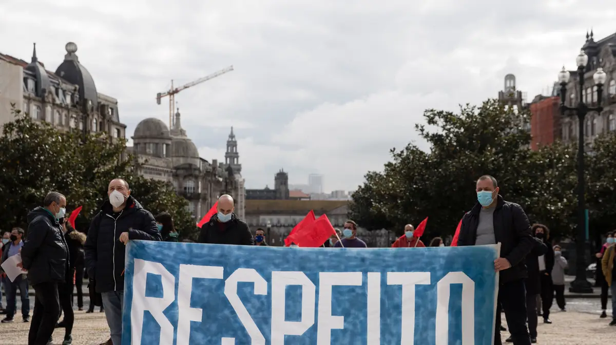 Protesto de trabalhadores da refinaria da Galp de Matosinhos, que deverá encerrar até final do ano, protestam em frente à Câmara Municipal do Porto, 25 de fevereiro de 2021.