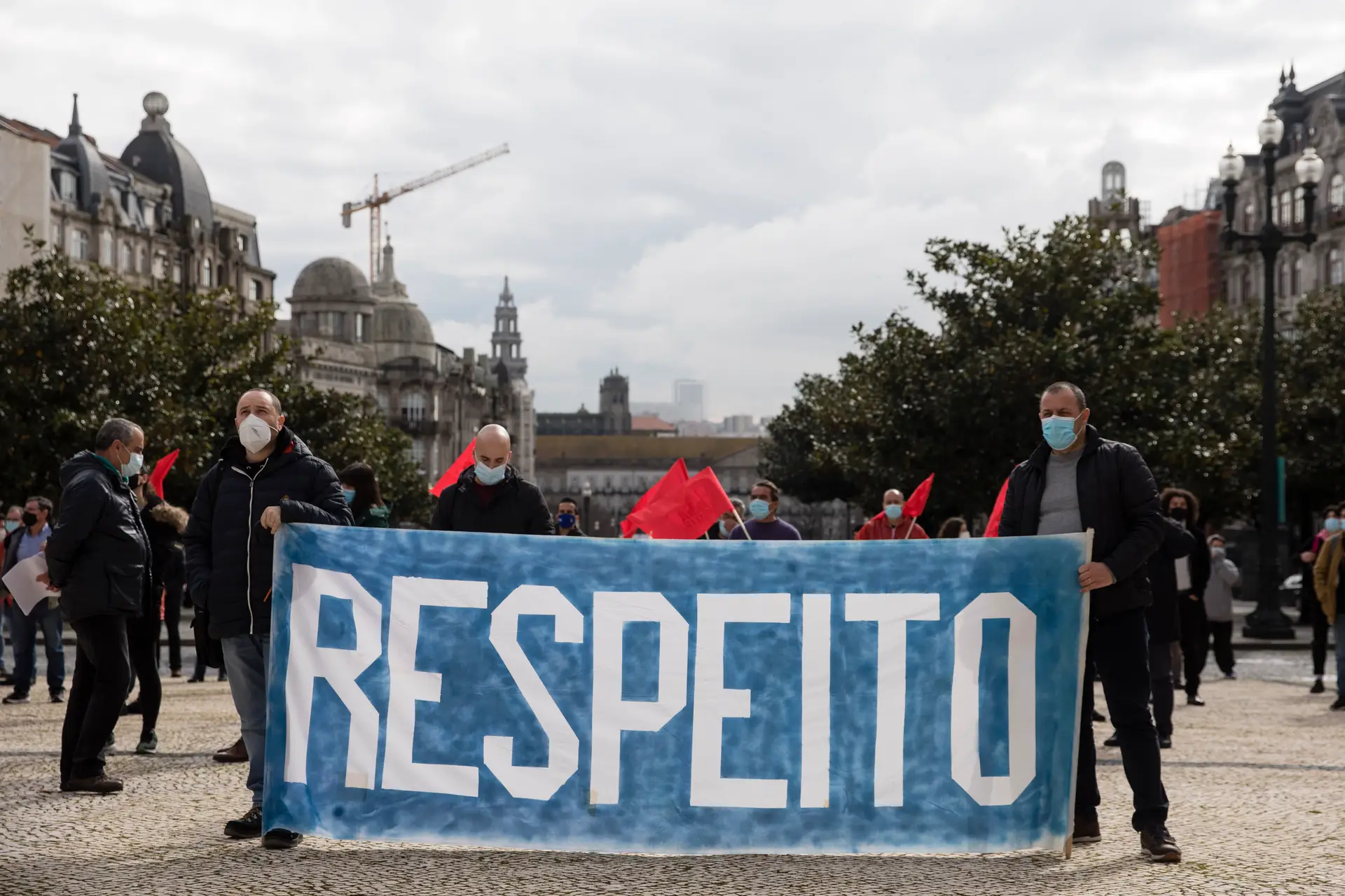 Protesto de trabalhadores da refinaria da Galp de Matosinhos, que deverá encerrar até final do ano, protestam em frente à Câmara Municipal do Porto, 25 de fevereiro de 2021.