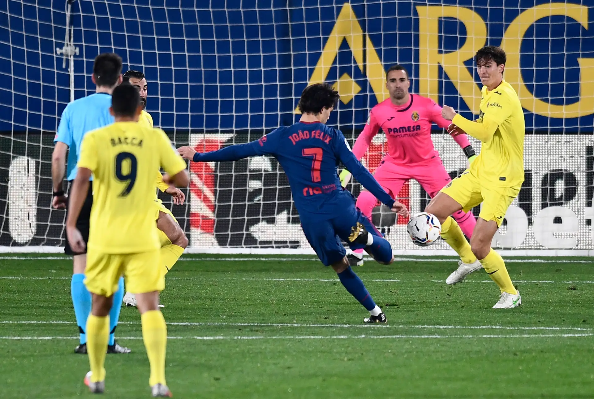 João Félix a rematar à baliza do Villarreal