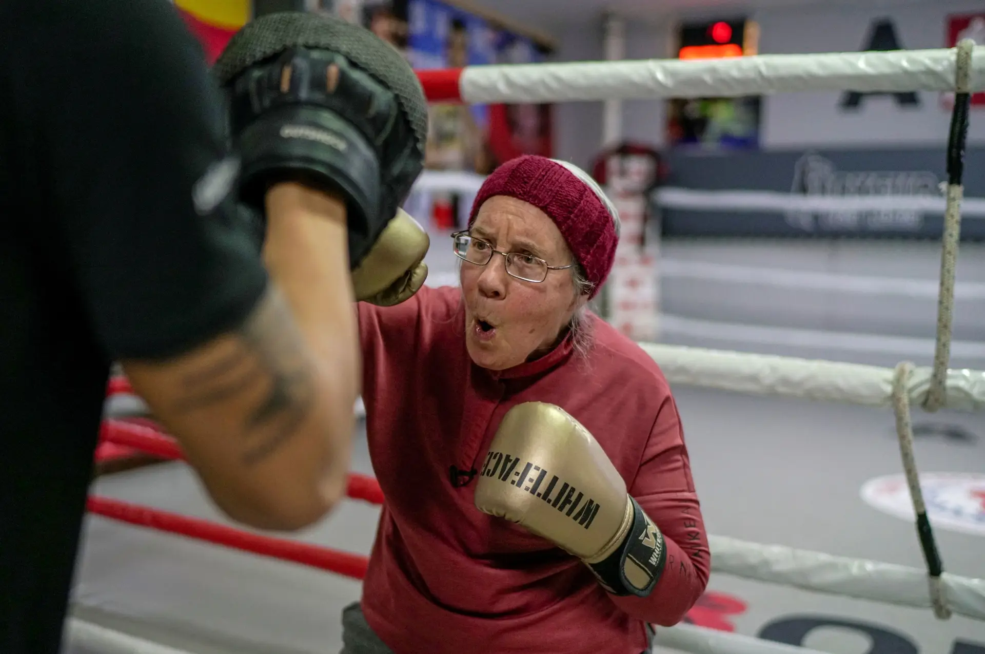 Nancy Van Der Stracten, de 75 anos, sofre da doença de Parkinson e pratica boxe com o treinador Muhammed Ali Kardas, em Antalya, na Turquia.