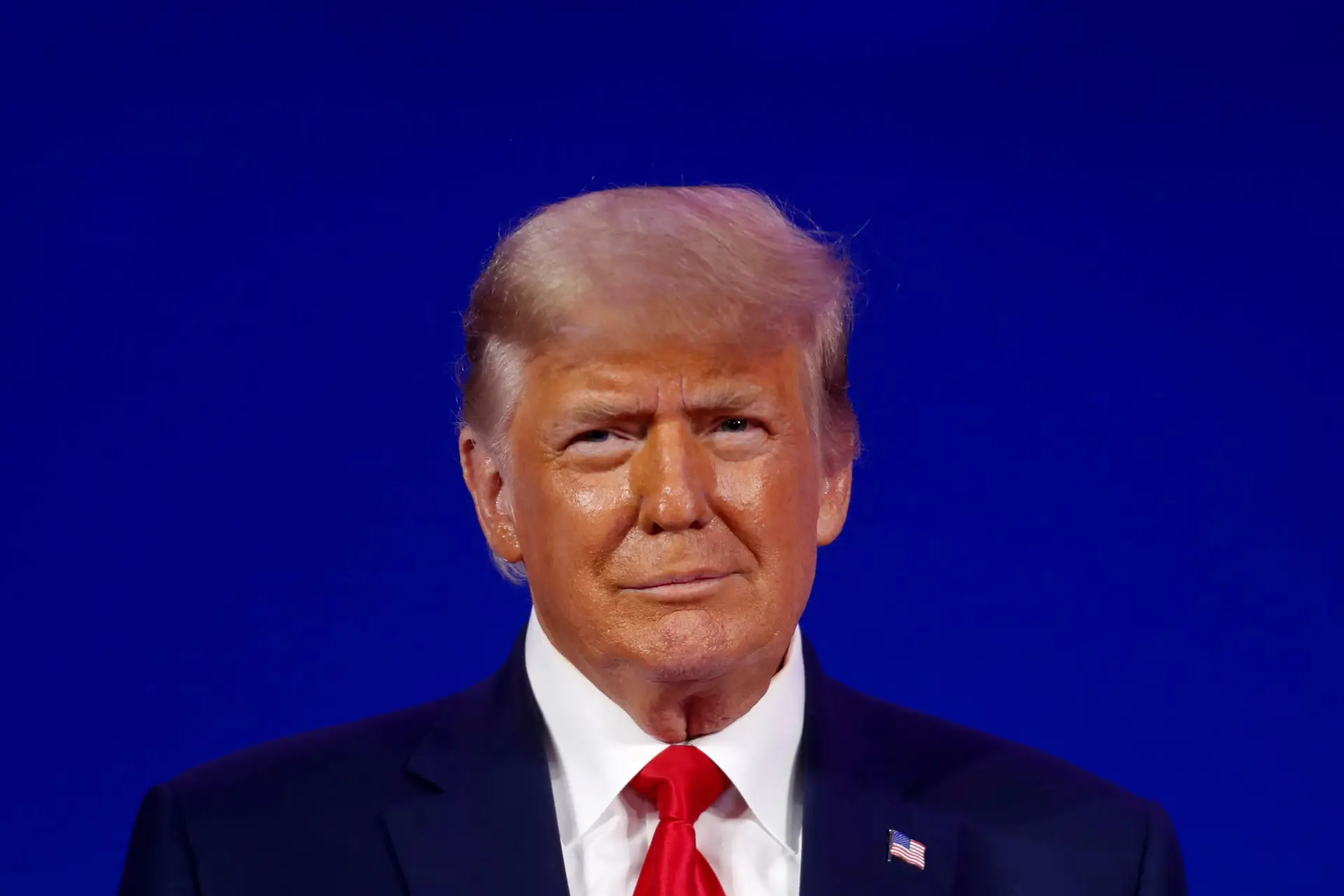 Facebook “cala” Donald Trump