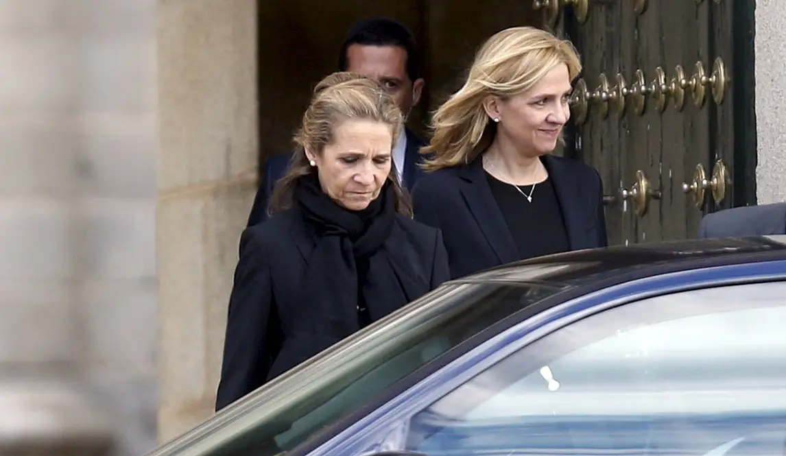 Infantas Elena e Cristina vacinadas contra a covid-19 em Abu Dhabi