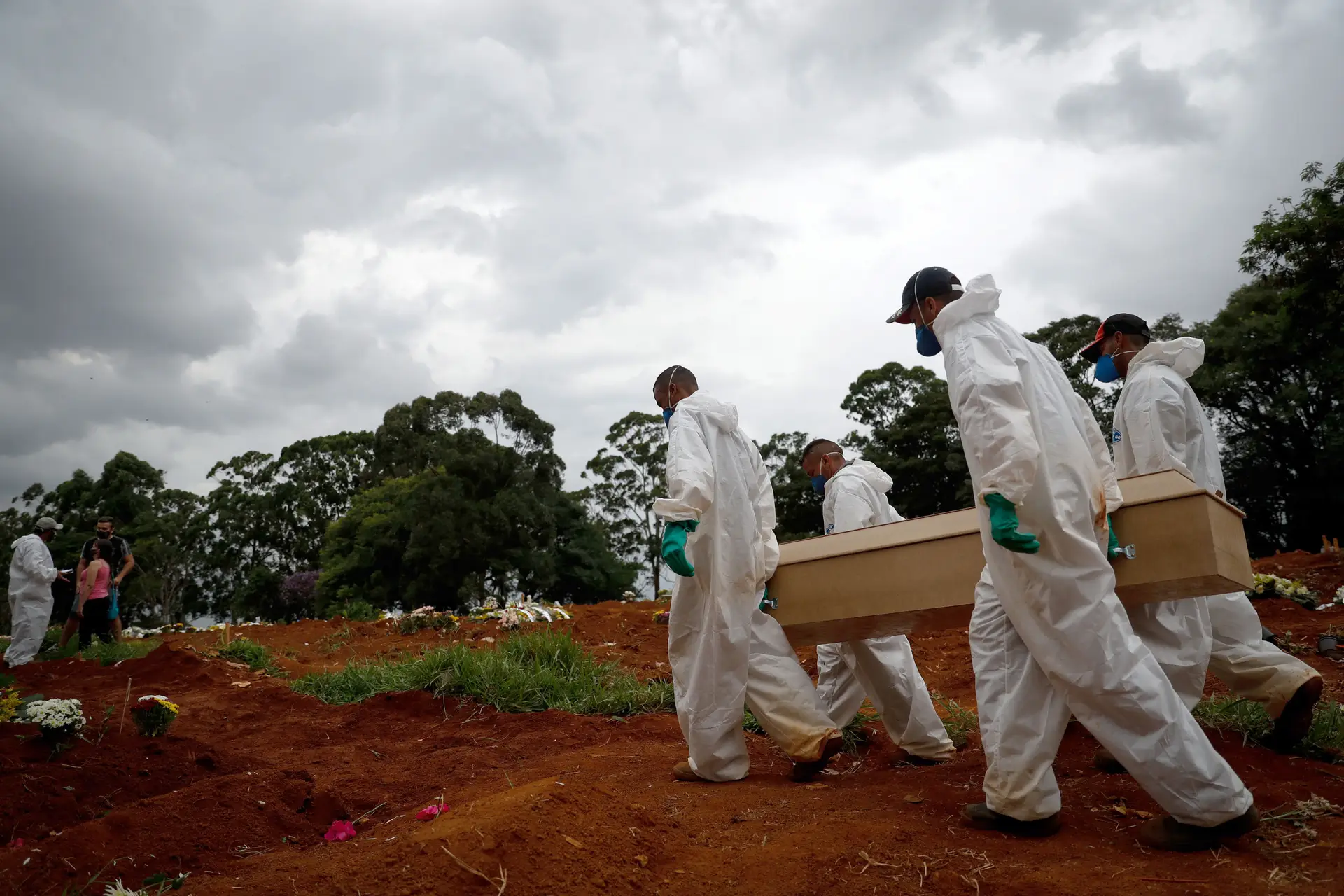 Pandemia matou pelo menos 2,58 milhões de pessoas no mundo