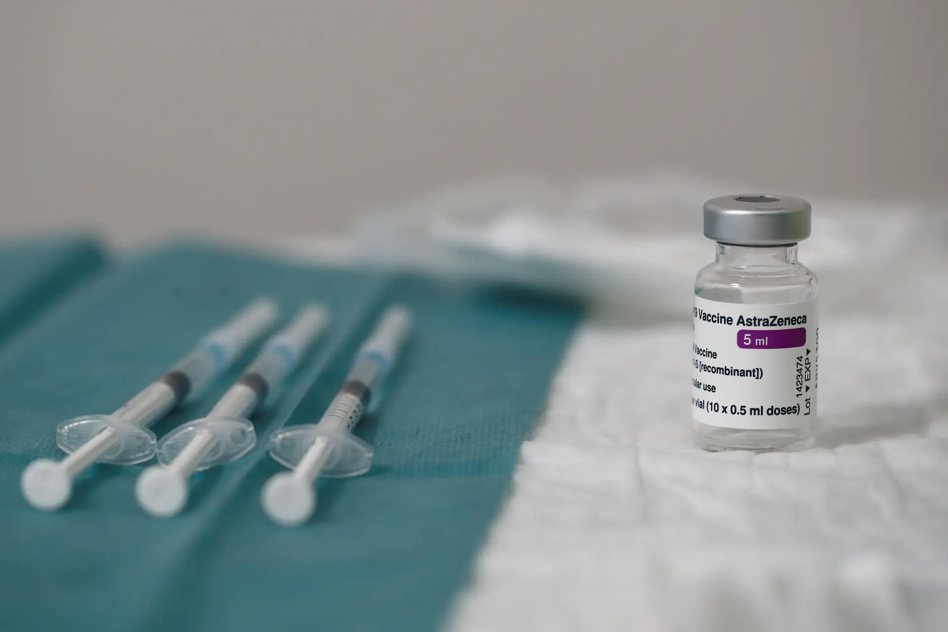 Covid-19. Áustria retira por precaução lote da vacina da AstraZeneca após morte de vacinada