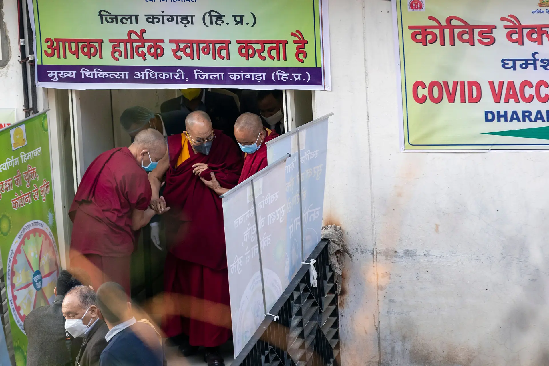 Dalai Lama vacinado contra a covid-19. Apela a que mais pessoas tenham "a coragem" de o fazer