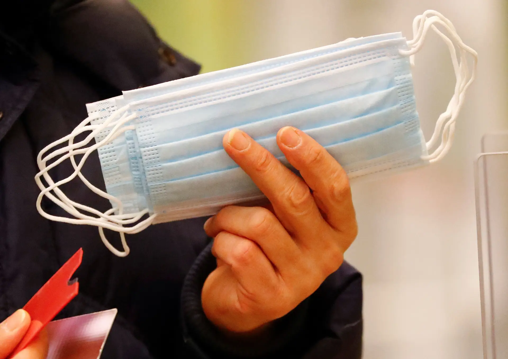 Covid-19. EUA suspendem uso de máscara para vacinados fora de contexto de multidão