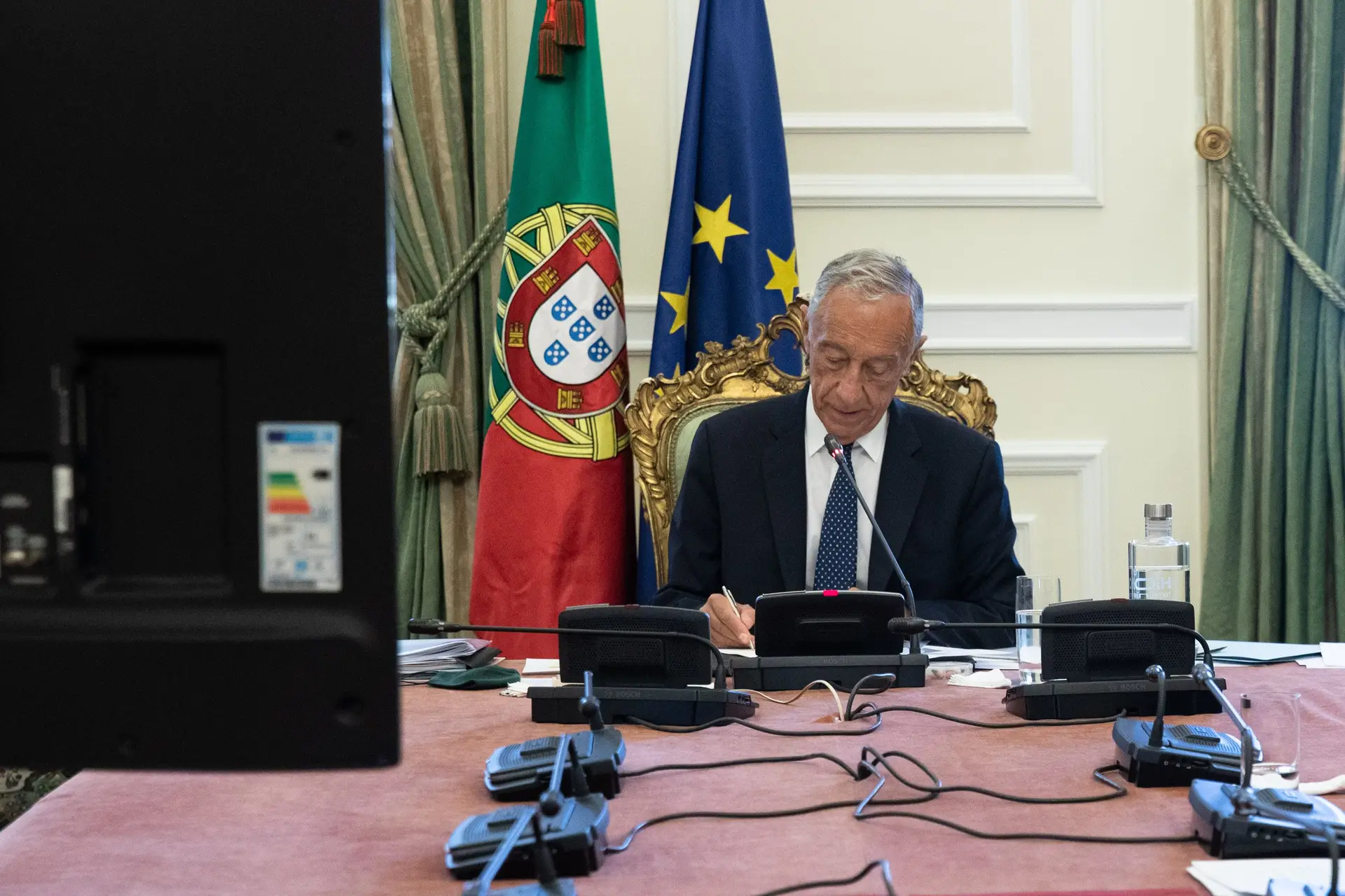 O Presidente da República, Marcelo Rebelo de Sousa, conversa por videoconferência com a líder parlamentar do Partido Socialista (PS), Ana Catarina Mendes (ausente da foto), no âmbito da audiência do chefe de Estado aos partidos com assento parlamentar sobre a renovação do estado de emergência no contexto do combate à covid-19, no Palácio de Belém, em Lisboa