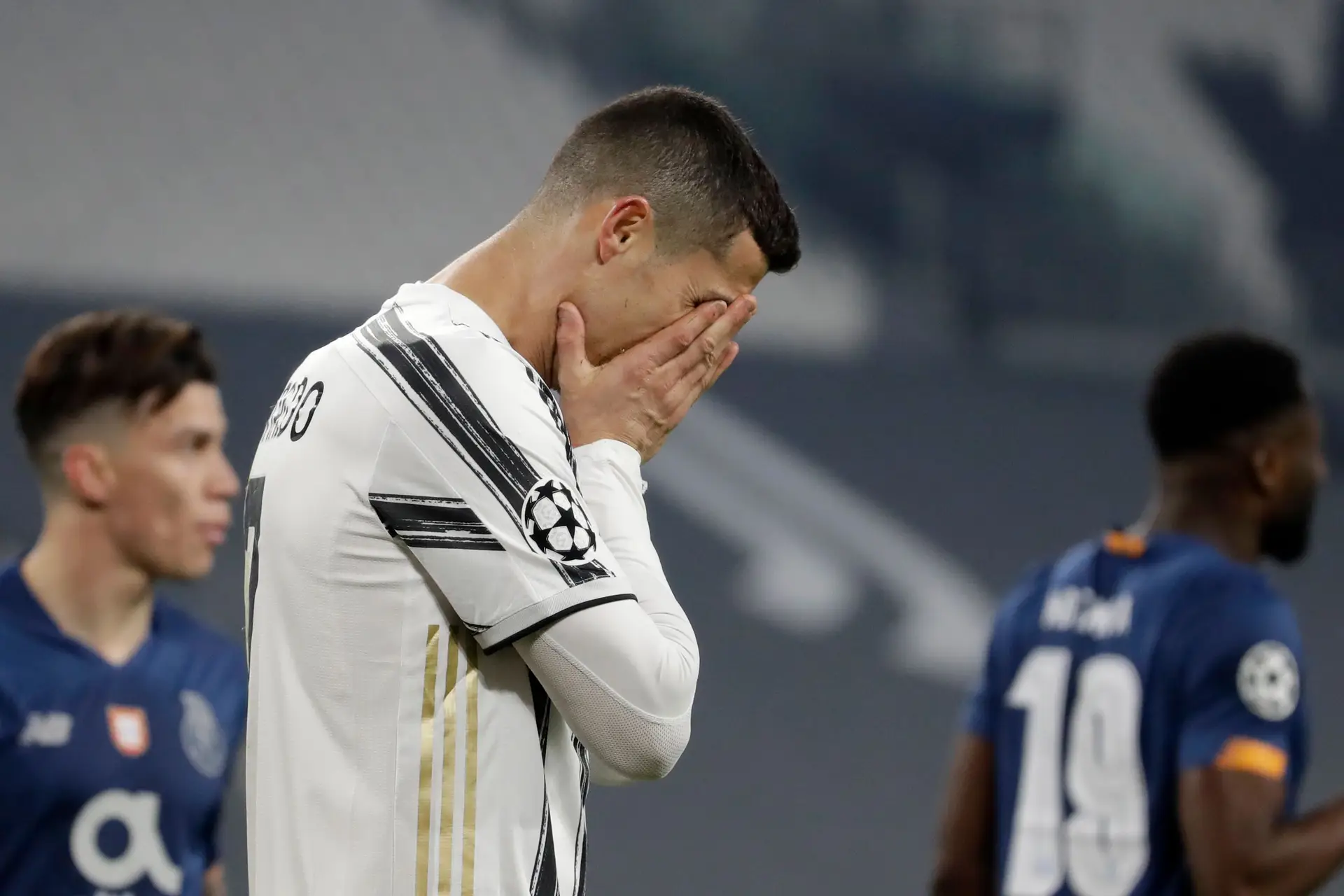 Imprensa italiana justifica eliminação da Juventus da Liga dos Campeões com árbitro e Ronaldo