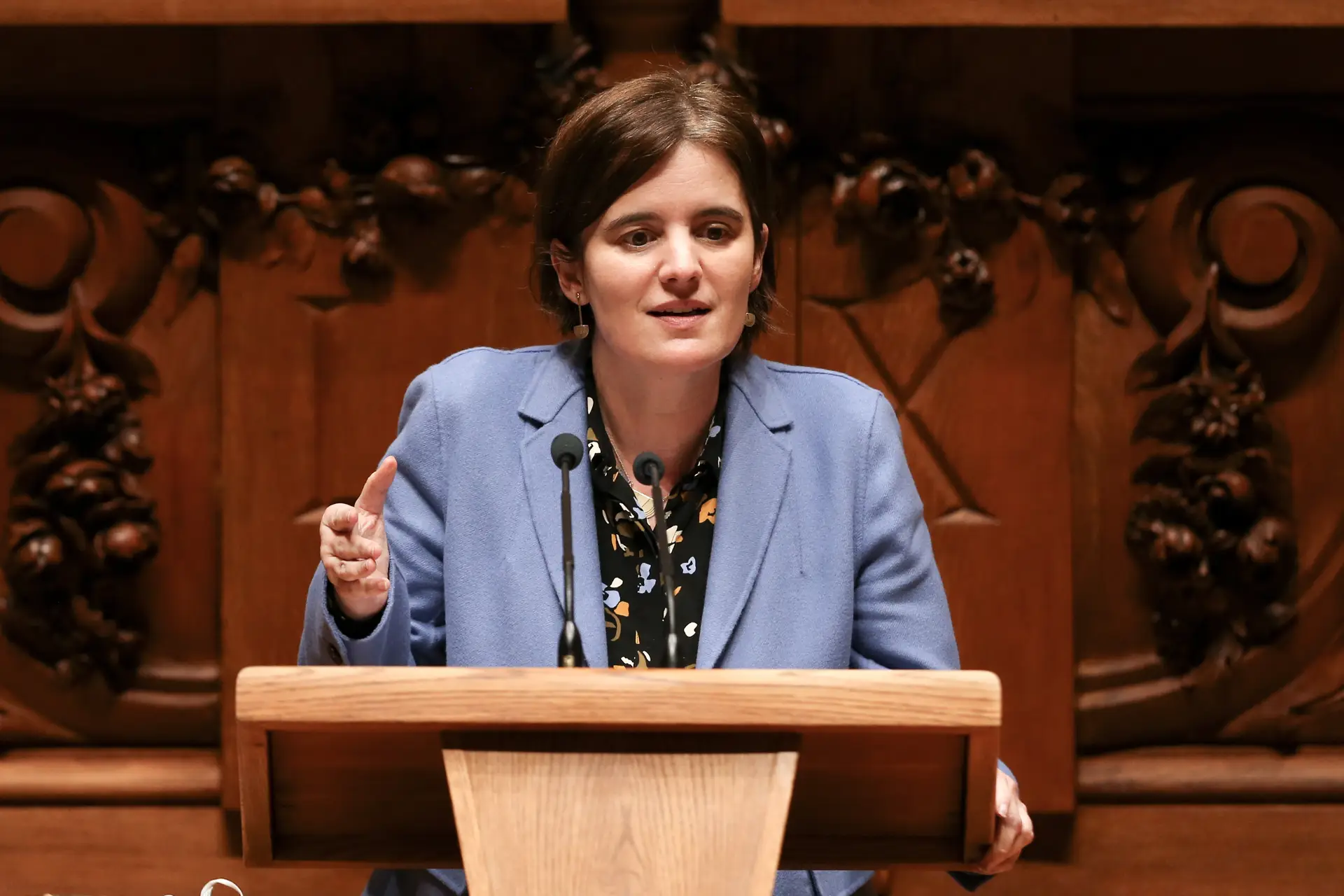 Covid-19. Ministra critica "a desresponsabilização e o passa-culpas" do PSD