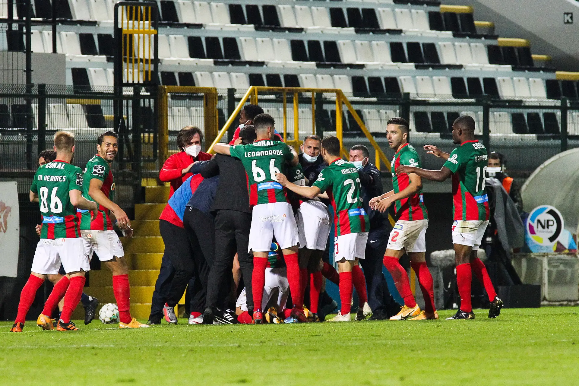 Os jogadores do Marítimo festejam um golo marcado frente ao Nacional durante o jogo da Primeira Liga de Futebol realizado no Estádio da Madeira, no Funchal