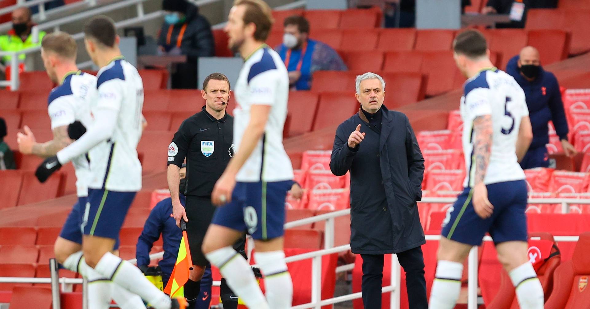 Tottenham não resiste com nove e perde dérbi de Londres 