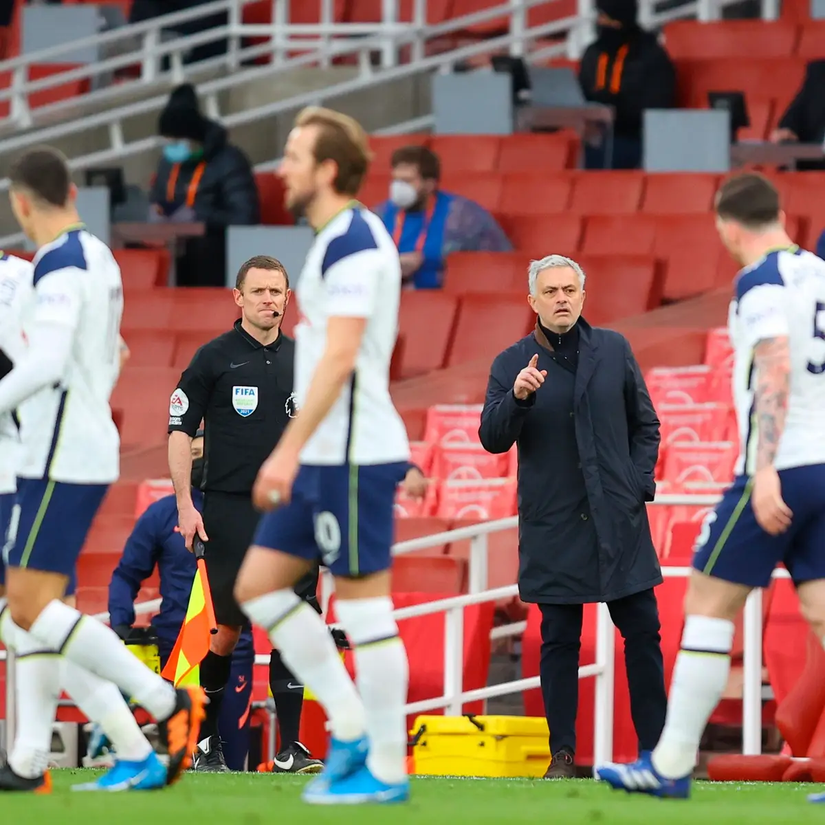 Tottenham não resiste com nove e perde dérbi de Londres 