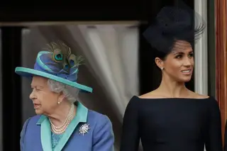 Charlie Hebdo causa polémica com capa onde a Rainha Isabel II asfixia Meghan Markle
