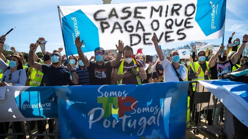 Manifestação de trabalhadores da SPdH/Groundforce convocada pelo movimento SOS handling, em protesto pelo não pagamento de salários e os despedimentos anunciados, em frente ao Palácio de Belém, em Lisboa
