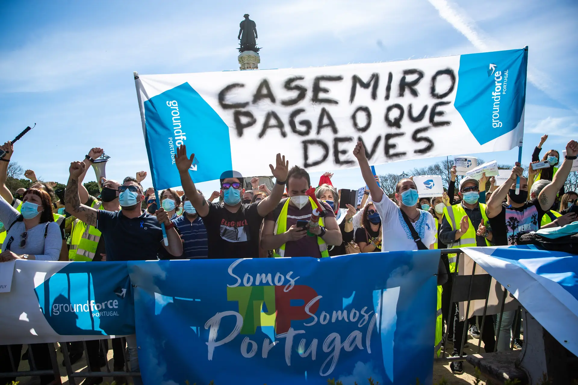 Manifestação de trabalhadores da SPdH/Groundforce convocada pelo movimento SOS handling, em protesto pelo não pagamento de salários e os despedimentos anunciados, em frente ao Palácio de Belém, em Lisboa