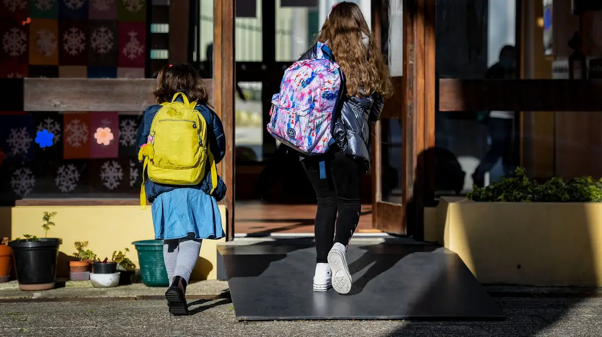 Alunos do ensino básico na Escola EB Joaquim Nicolau de Almeida, regressam às aulas, após período de confinamento obrigatório devido à pandemia covid-19, Vila Nova de Gaia