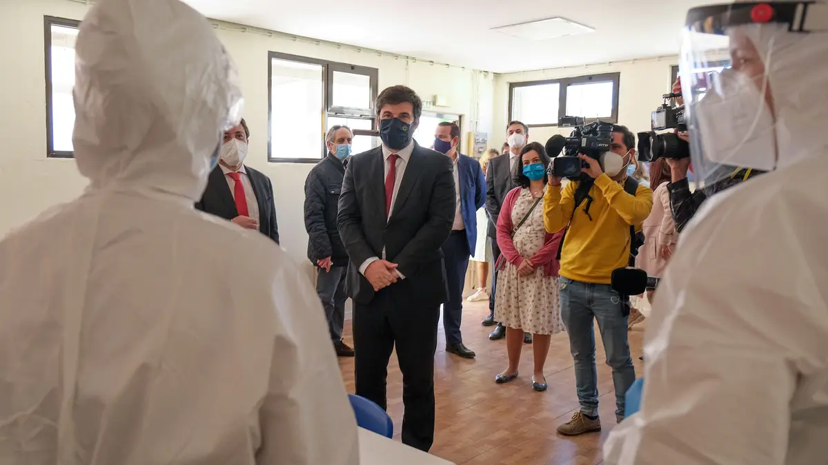 O ministro da Educação, Tiago Brandão Rodrigues, conversa com técnicos de saúde durante a visita de acompanhamento do início da segunda fase de testagem à covid-19 na escola EB1/JI Telha Nova nº 1 no Barreiro