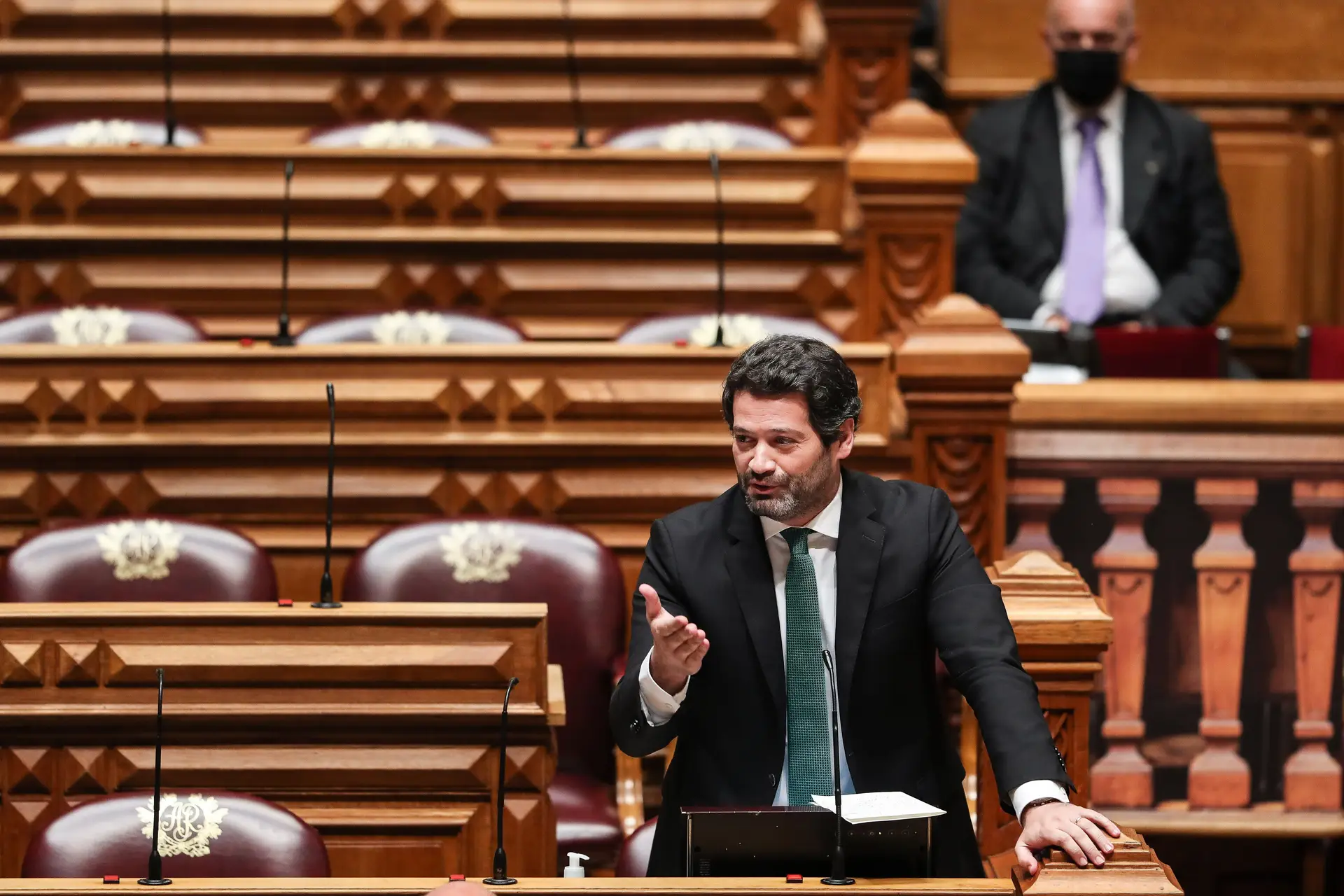 Ventura questiona idade da reforma e subsídio para PSP e GNR, Costa garante ambos