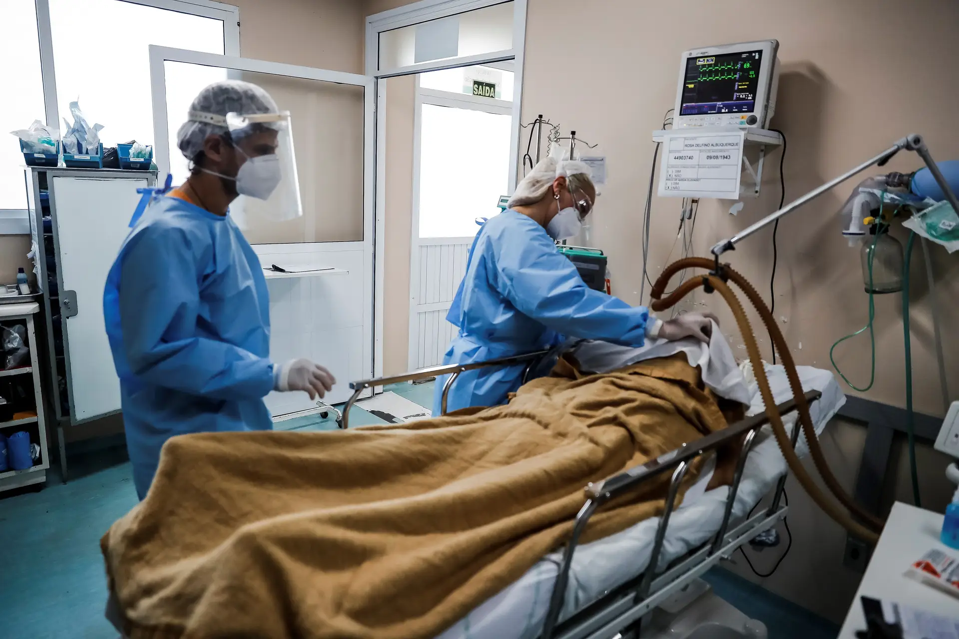 Covid-19. Número de casos no Brasil atinge novo máximo