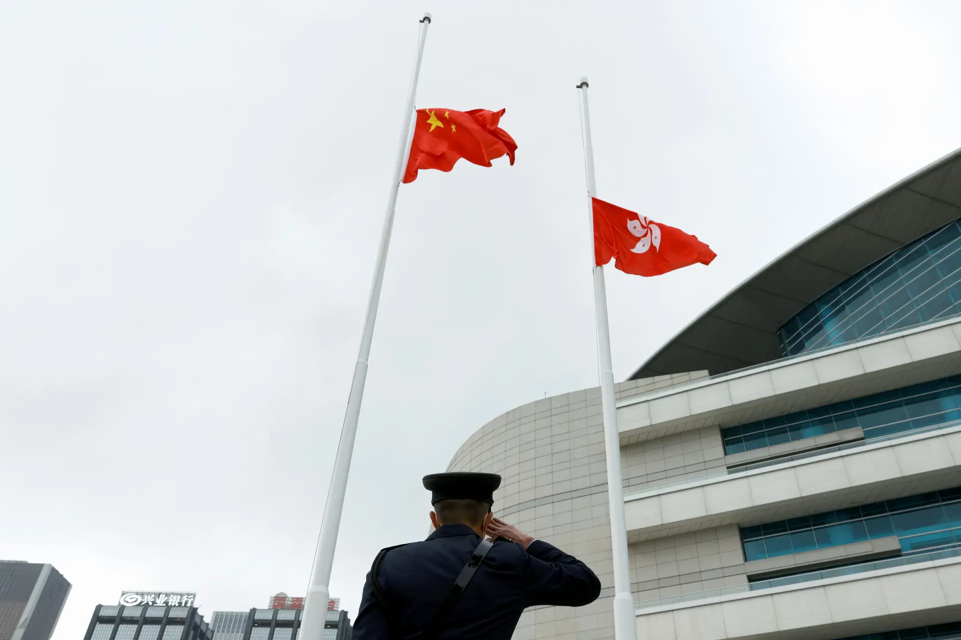 EUA sancionam mais 24 funcionários devido à repressão política em Hong Kong