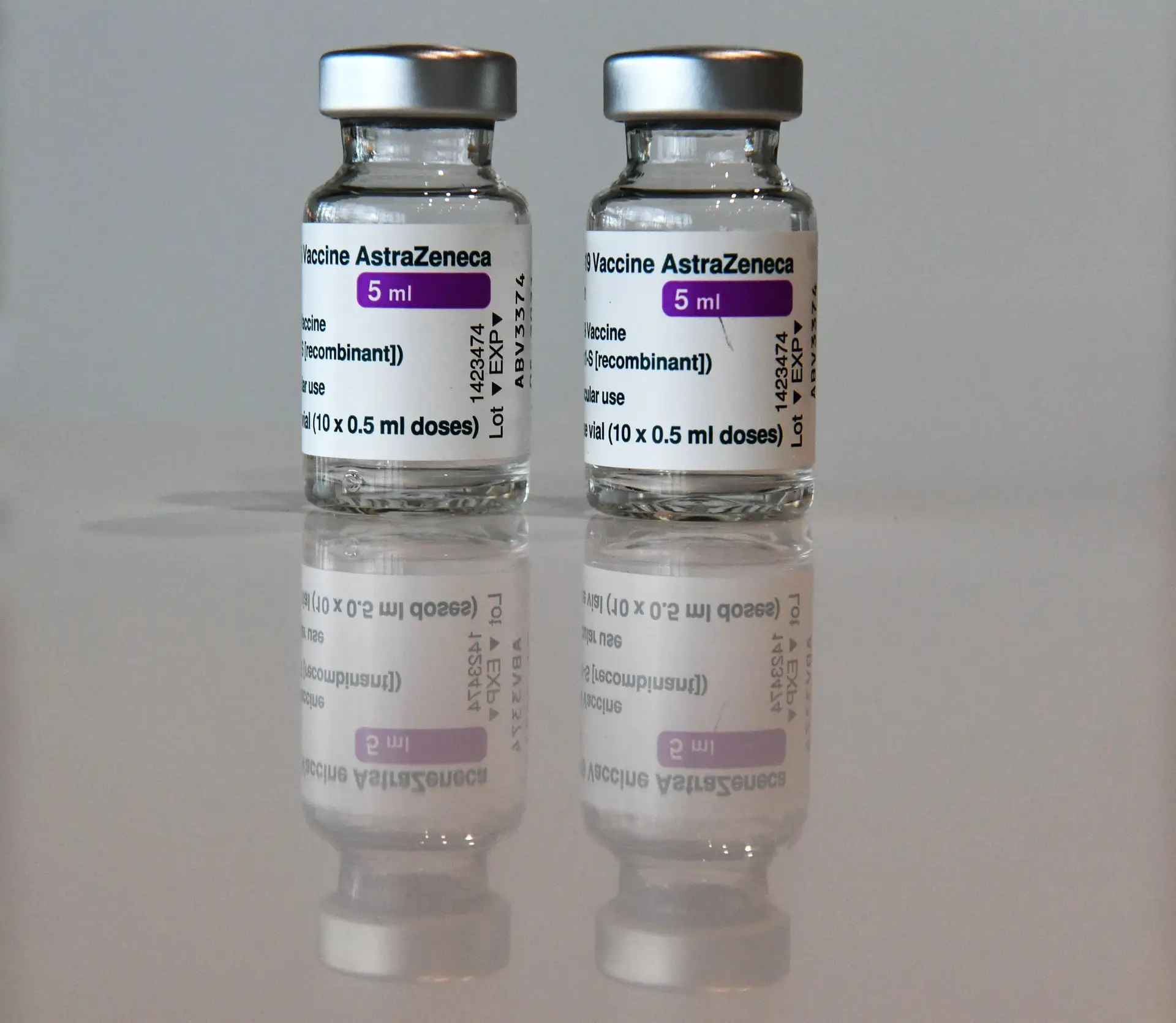 Covid-19. Infarmed emite circular com alertas sobre vacina da AstraZeneca